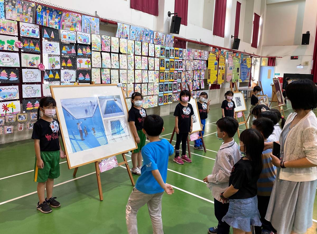 培英國小舉辦廣達游於藝展覽且首次讓低年級學生擔任小小解說員