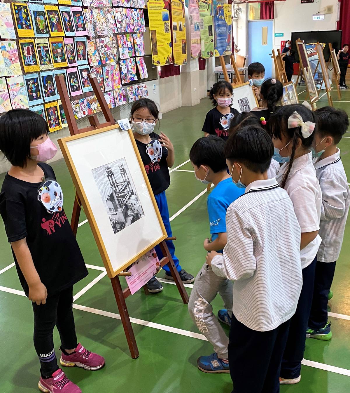 二年級的小小解說員姚品希(左1)和洪妤瑄(左2)解說藝術家作品「瀑布」