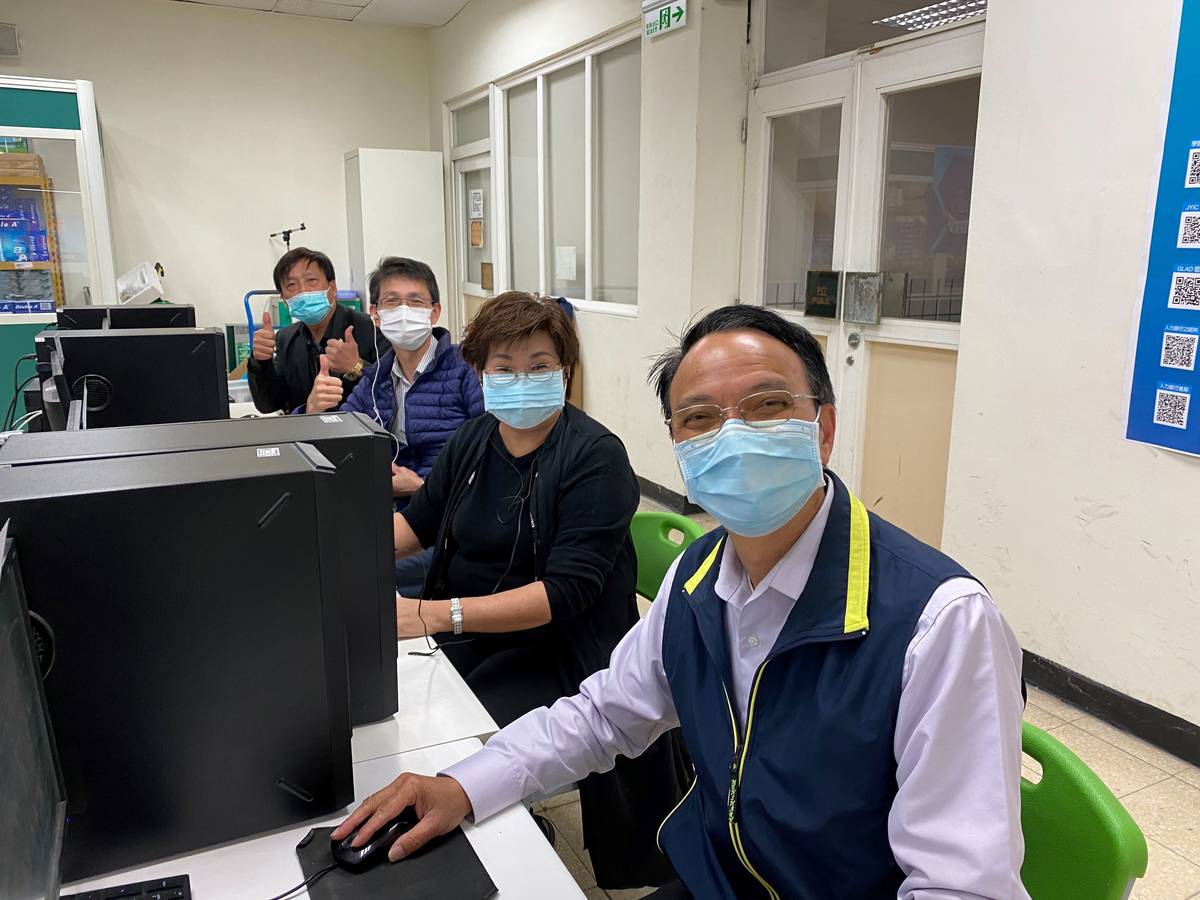 (右二)深坑國中李建英校長參加生活與職場ELW類榮獲滿分。