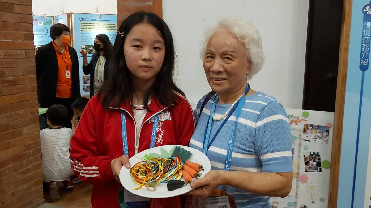 桃園市武漢國小學生為謝碧玉阿嬤設計彩虹涼麵。