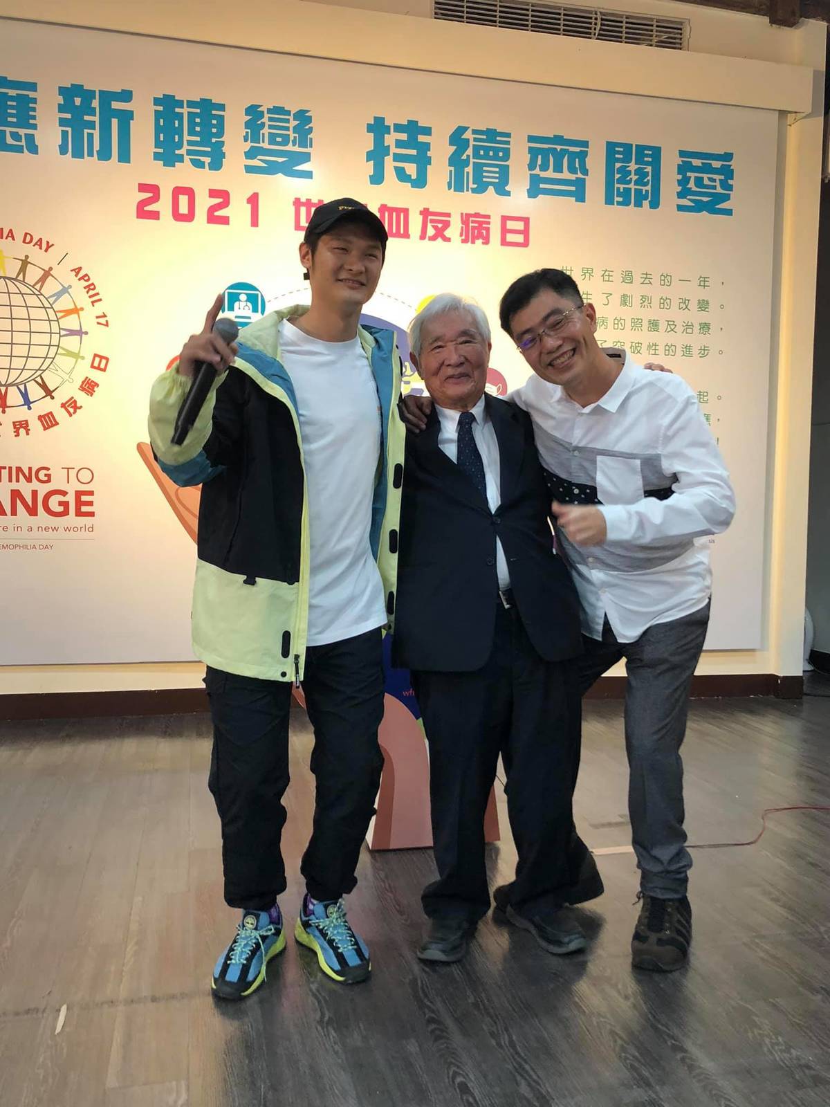 金曲歌王Leo王(左)也是血友病患者。