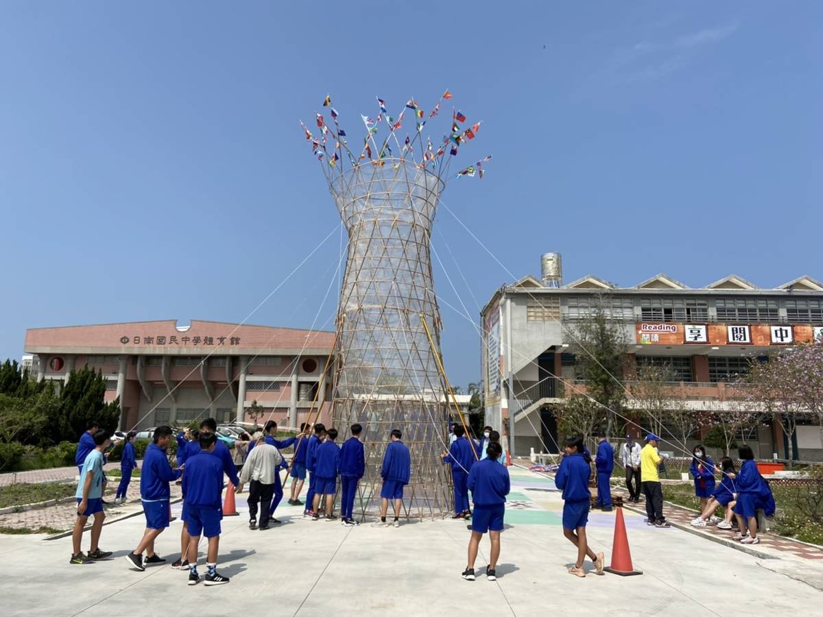 日南國中師生製作集水塔
