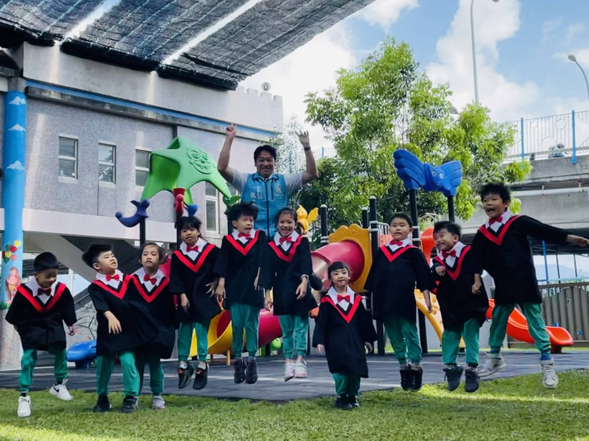 市幼孩子披學士服拍畢業照