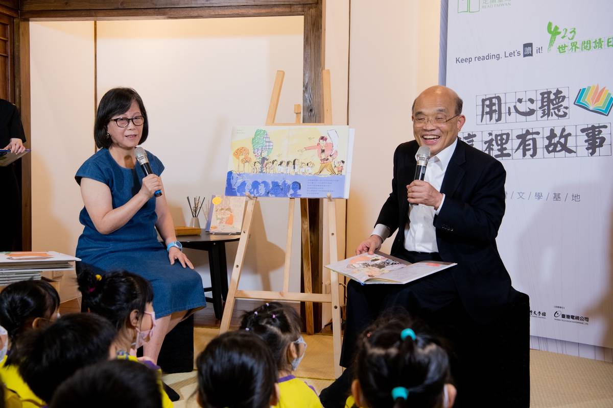 世界閱讀日，行政院長蘇貞昌為小朋友講故事。(行政院提供)