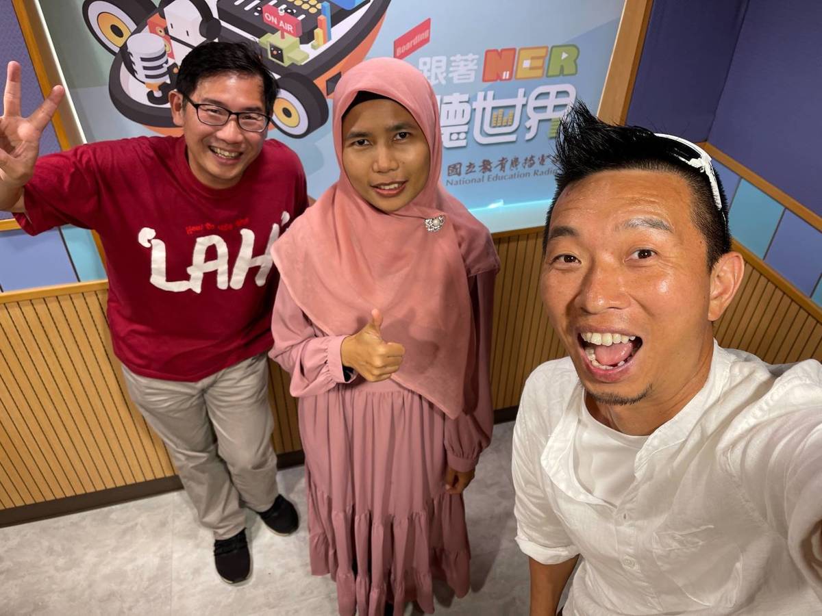 阿傑(右)與主持人