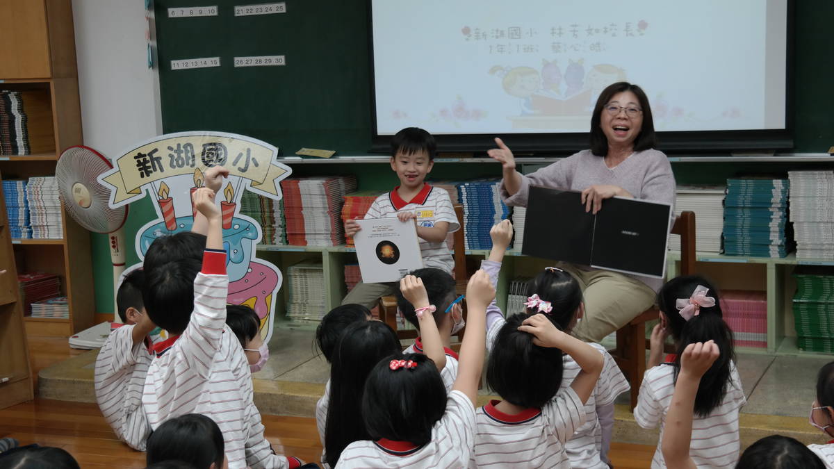 新湖國民小學林芳如校長與一年級同學共享閱讀樂趣