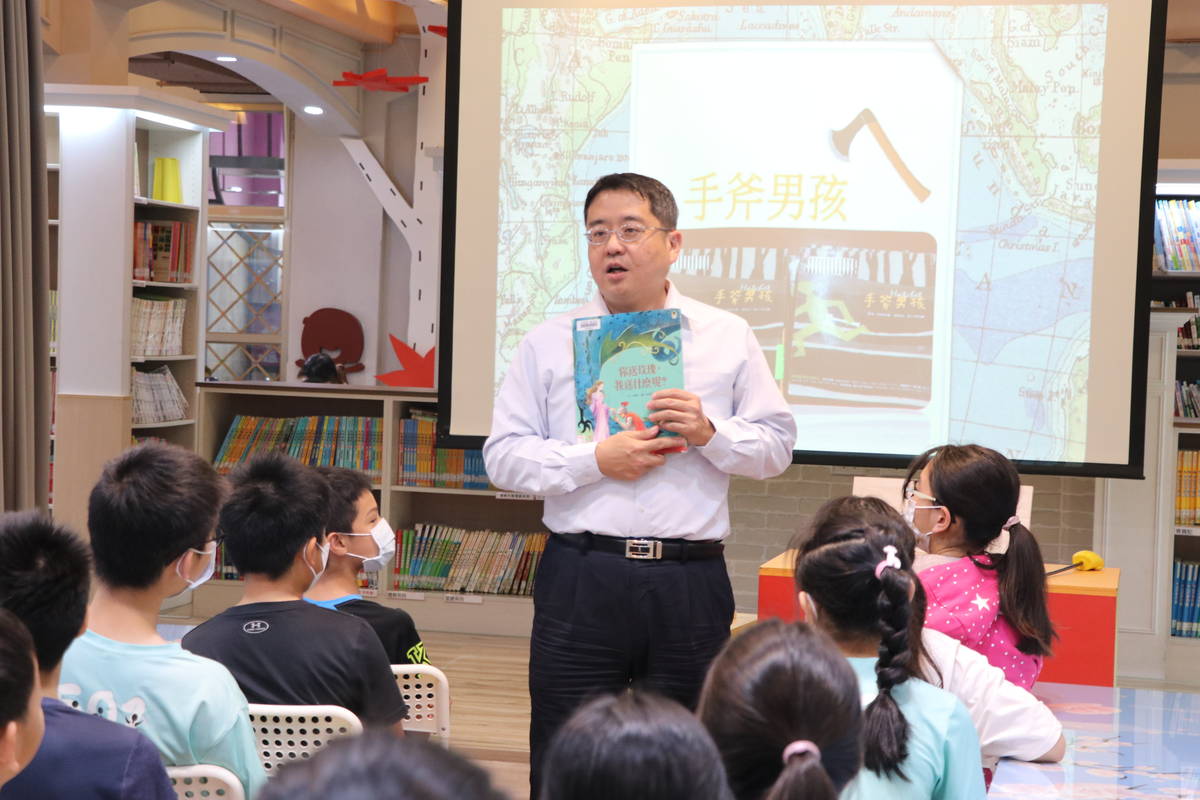 臺北市河堤國小林其賢校長為學生帶來了「你送玫瑰，我送什麼呢？」的浪漫故事