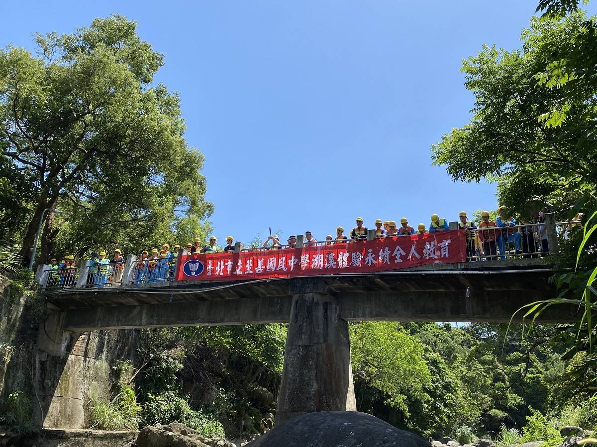 鄒族長老為溯溪活動祈福