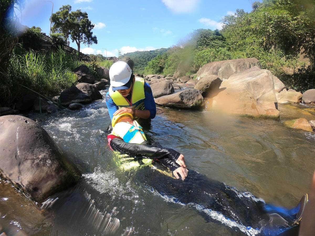 學生體驗河道漂流體驗