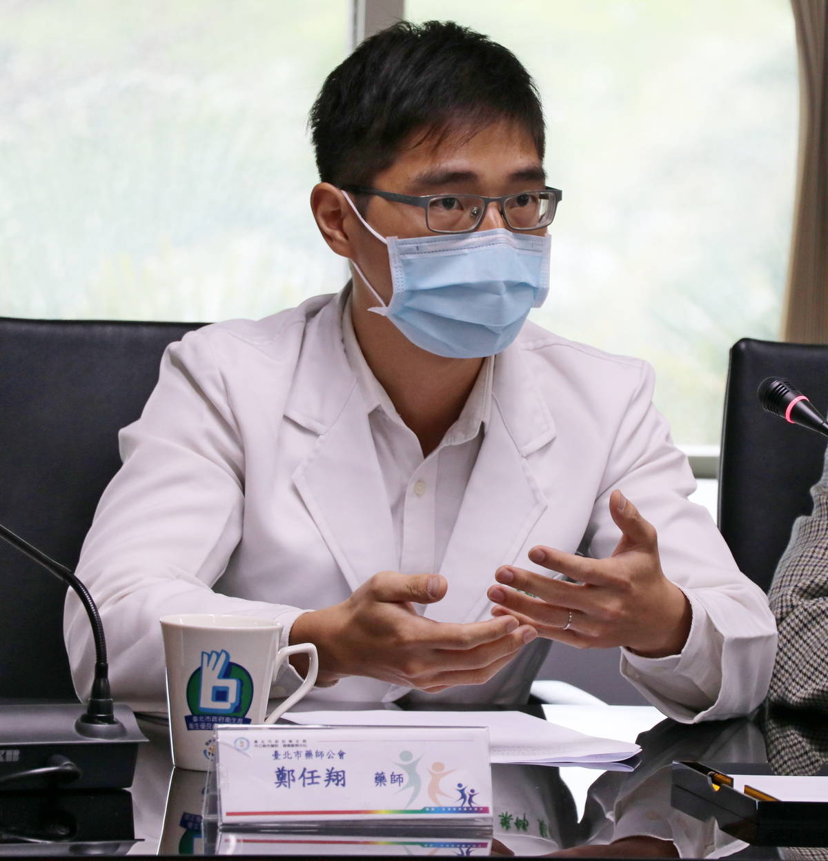 臺北市藥師公會鄭任翔藥師為莊奶奶改造藥盒，避免吃錯藥