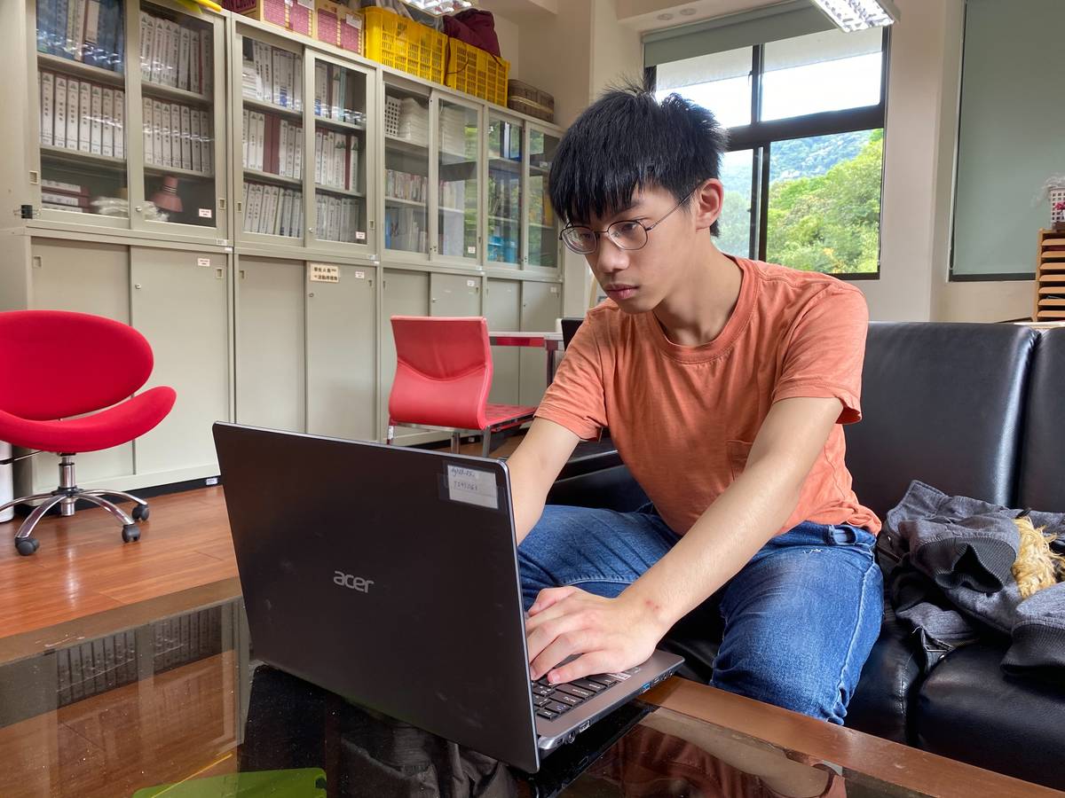 達觀國中小8年級在家自學生呂治寬同學榮獲北區青少年組商務軟體設計職類第1名。