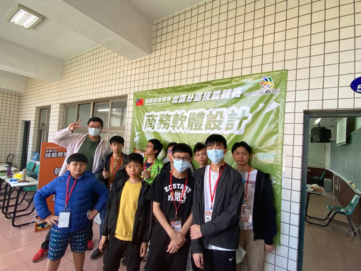達觀國中小8年級在家自學生呂治寬同學(後排左二)榮獲北區青少年組商務軟體設計職類第1名。