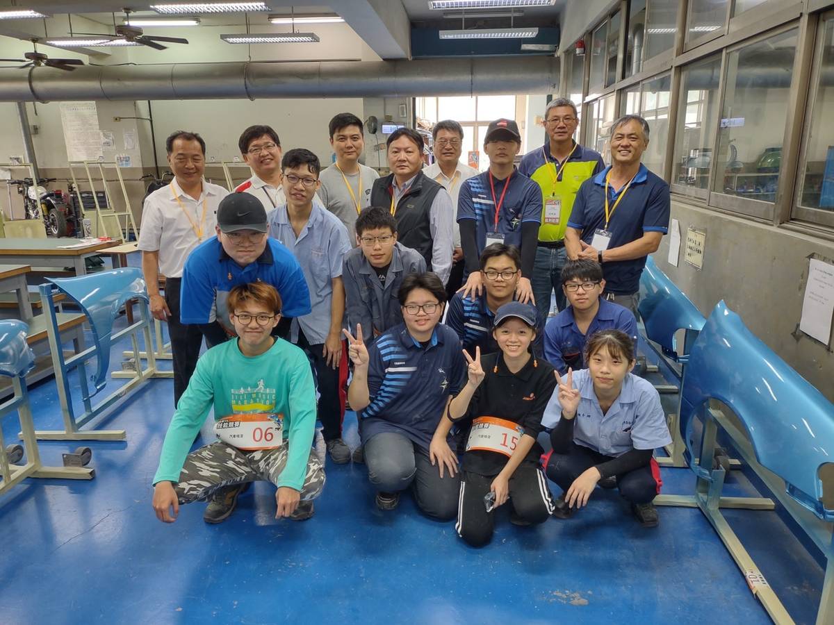 泰山高中高二陳卉珊同學(前排右一)獲得北區青年組汽車噴漆職種第1名。