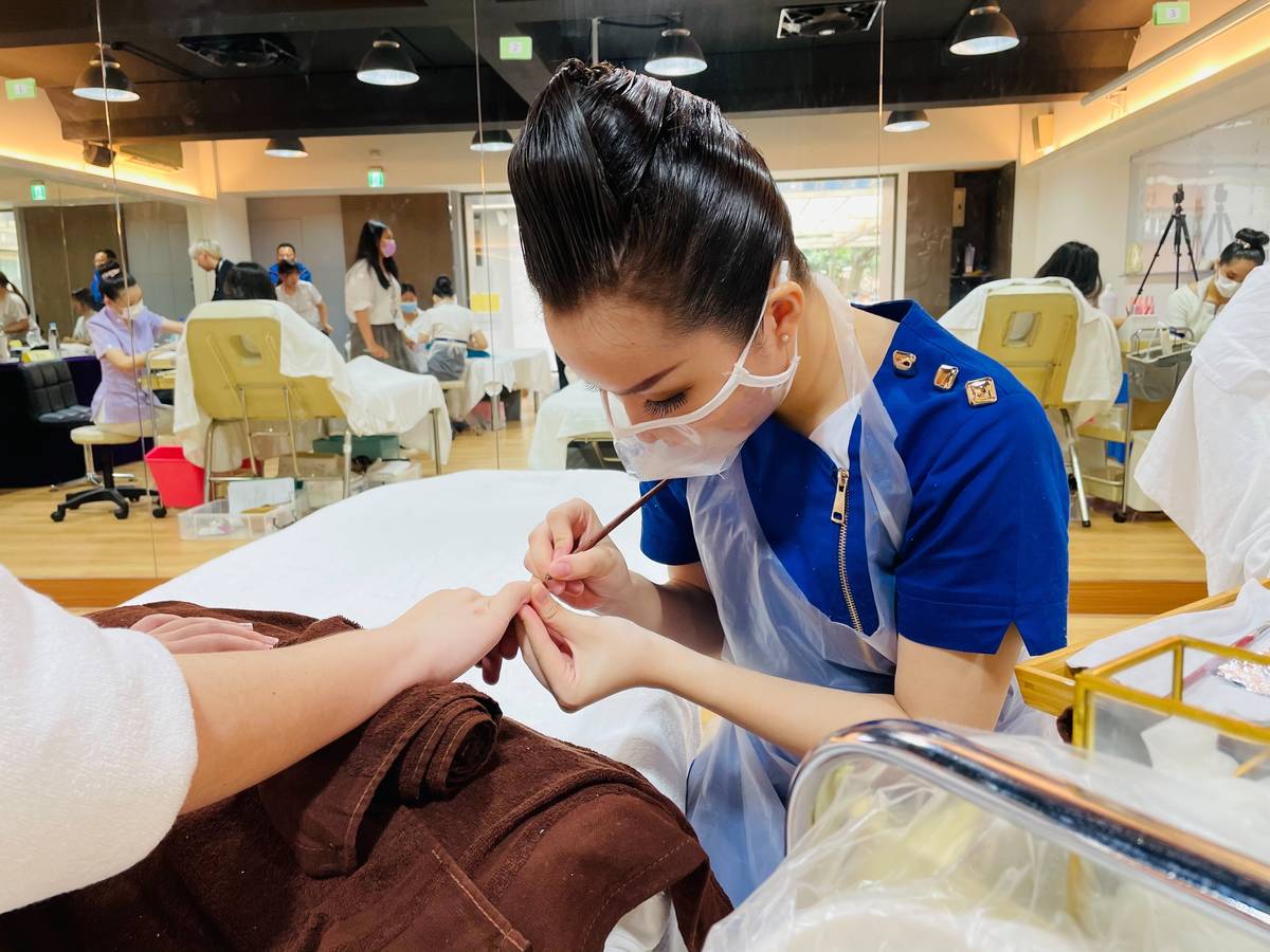 樹人家商高三蔡昀珊同學榮獲北區青年組美容職種第1名。