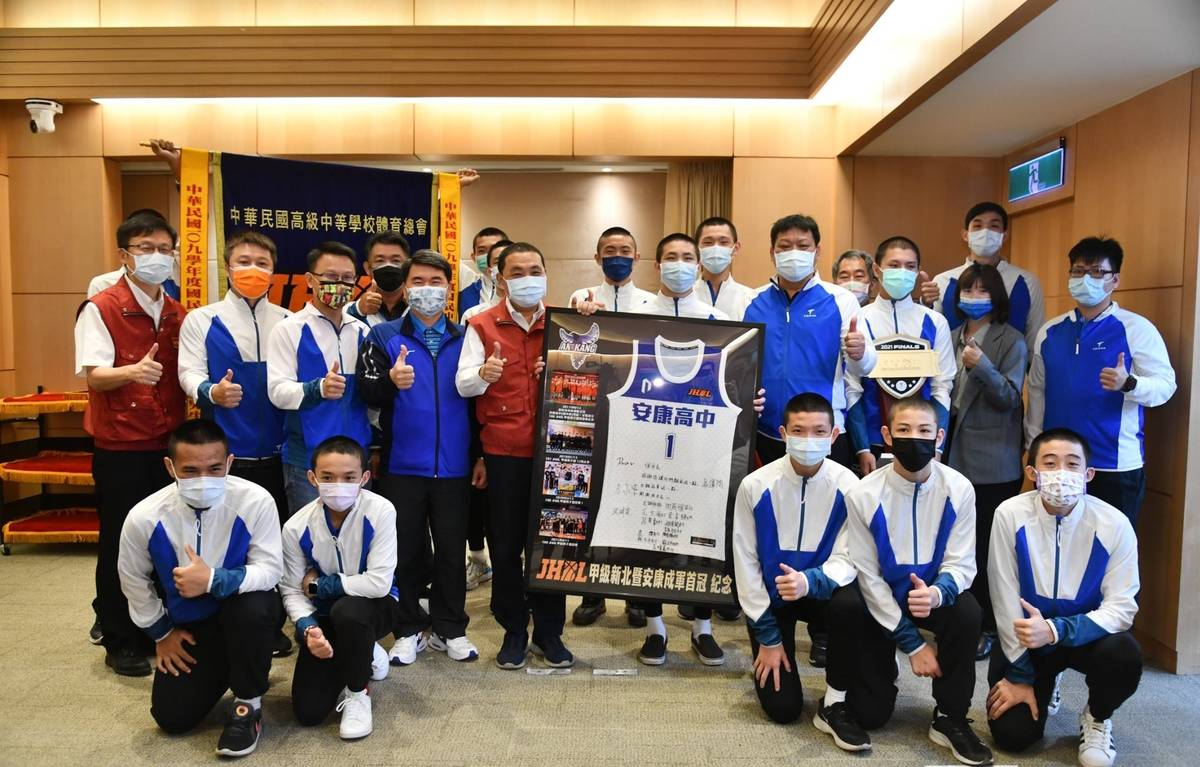 安康高中國中部男籃奪得國中籃球甲級聯賽冠軍-年度MVP王翊仲(二排右五)代表致贈簽名球衣予市長。