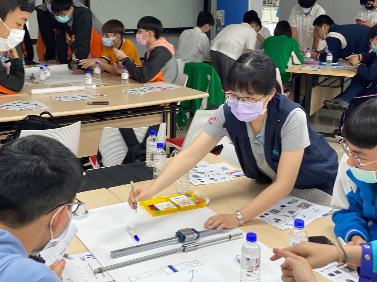 學生體驗螺桿滑軌應用課程。