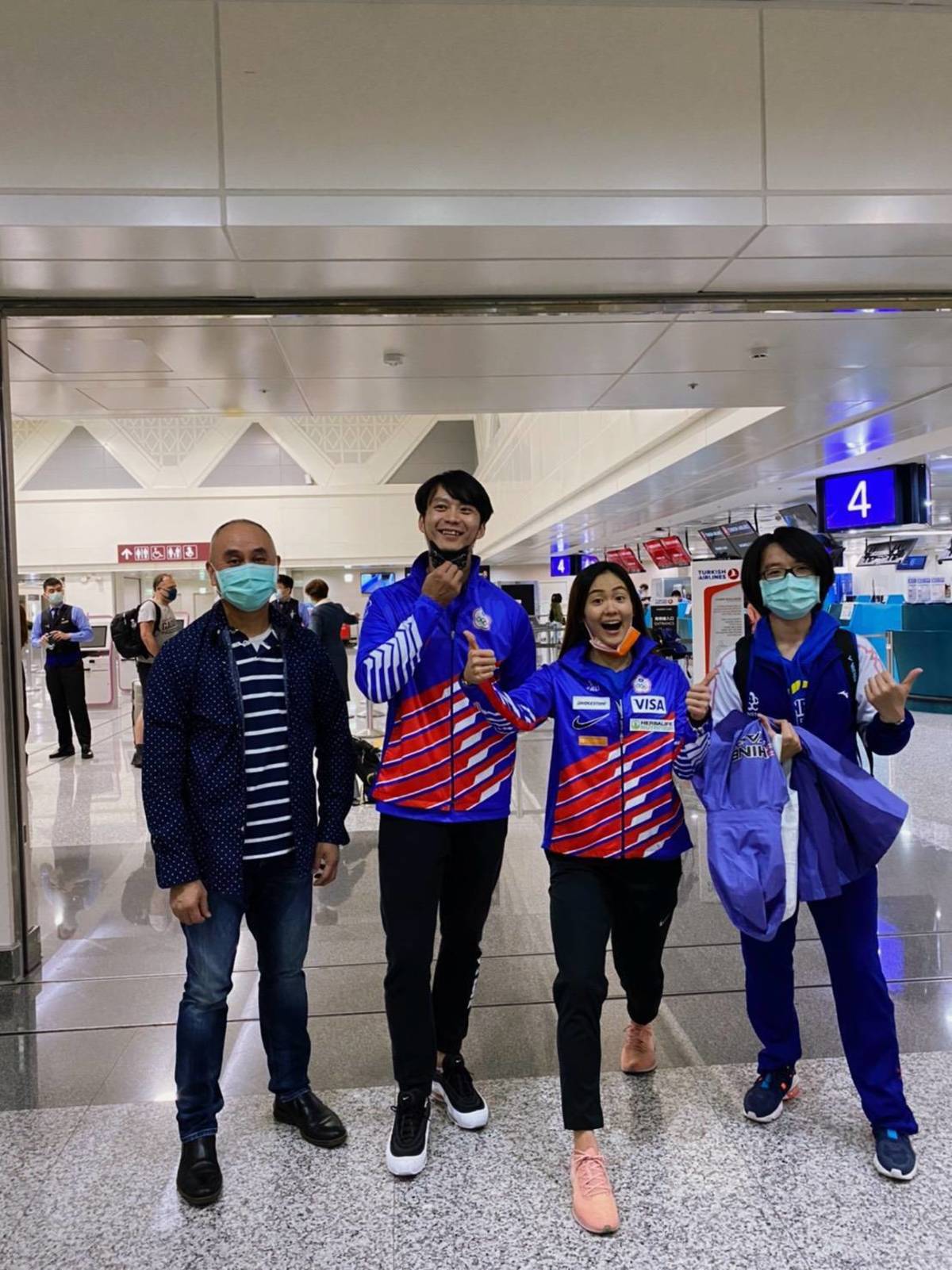 奧運空手道培訓隊文姿云選手(右2)、黃昊昀教練(左2)、林儀昀防護員(右1)及黃成金(左1)於桃園機場出發前往葡萄牙。(體育署提供)