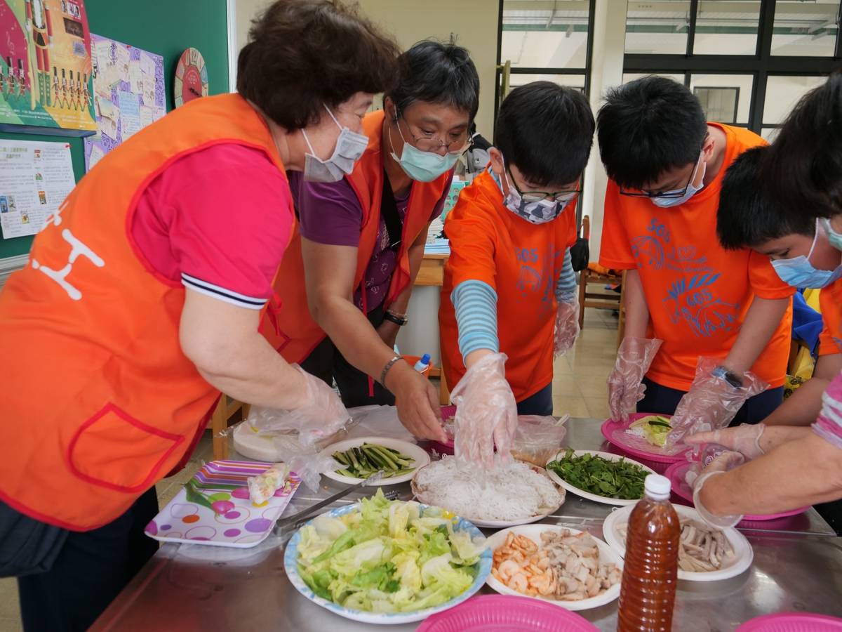 中山國小親師生共同製作越南春捲