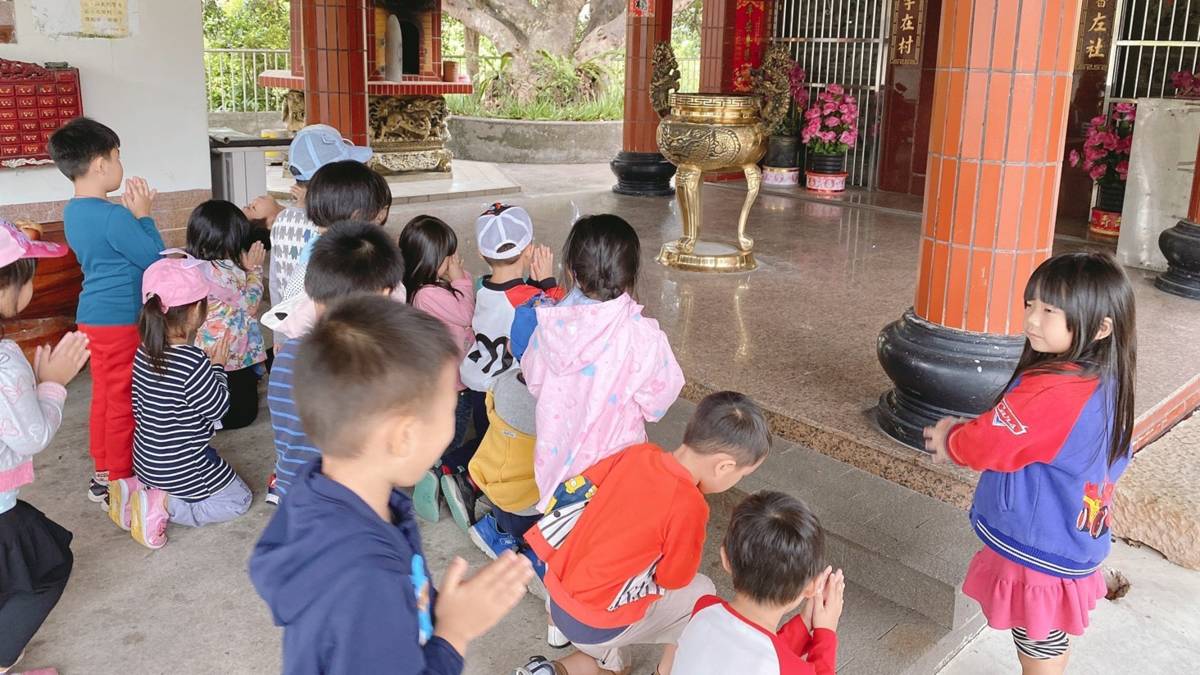 大湖非營利幼兒園 拜訪土地公廟.jpg
