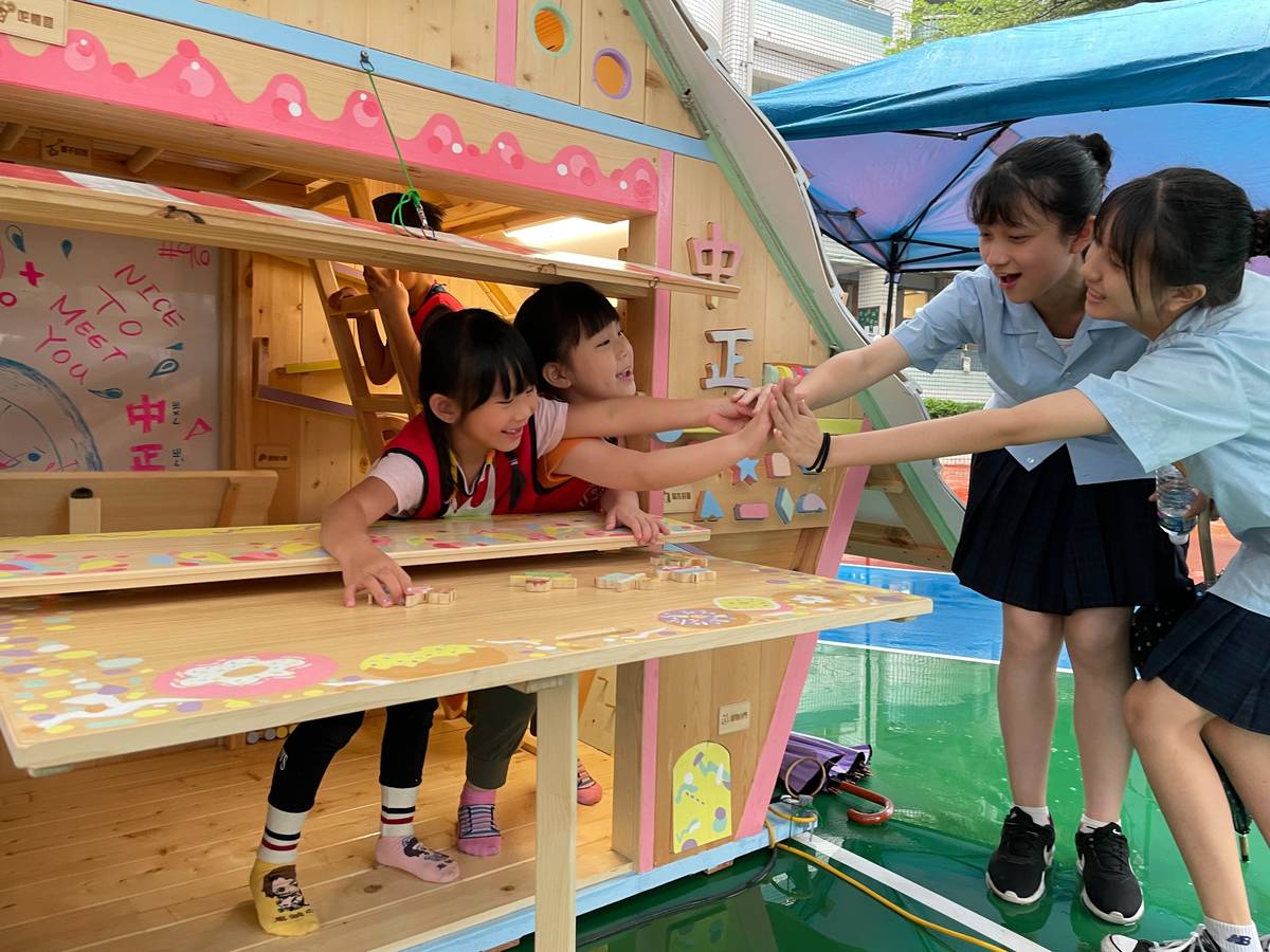 中正國中師生與幼兒們共同打造夢想遊戲屋主體。