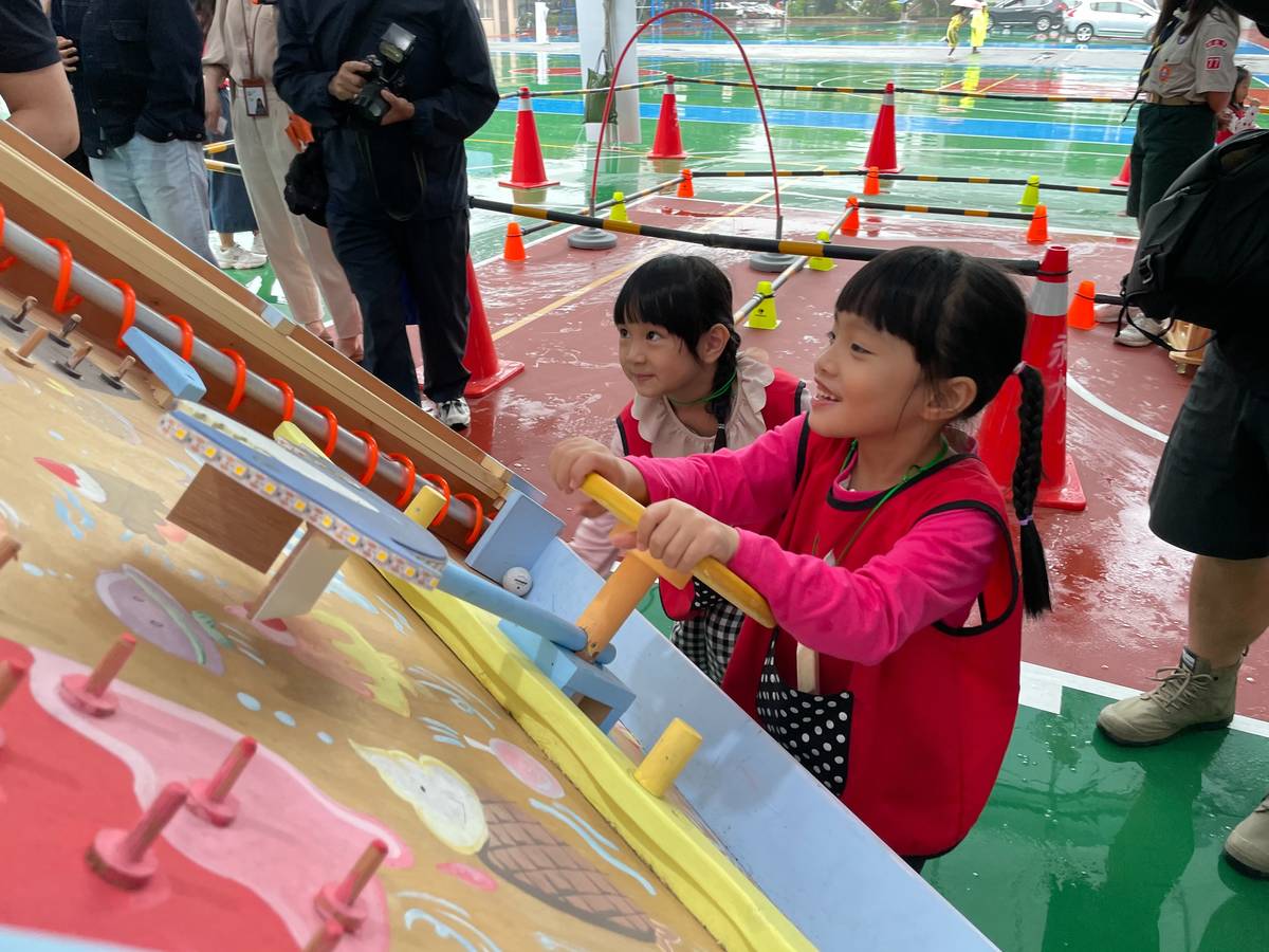 「夢想遊戲屋」結合所有學齡前幼兒肢體發展的遊戲設施，舉凡投擲訓練手臂肌肉，攀爬訓練腳部及握力等幼兒生活課程，都是遊戲屋設計的重點。
