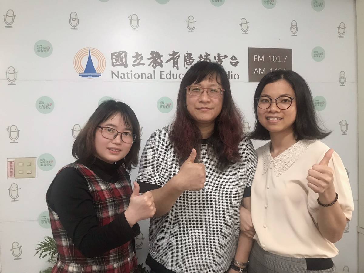 左主持人梅英、中來賓張明慧老師、右主持人沛英