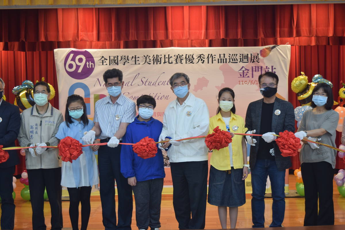 109學年度全國學生美術比賽在繪畫、西畫、平面設計、水墨、書法、版畫、漫畫等7類55組中選出特優作品101件、優等作品104件、甲等作品157件，佳作1,903件01