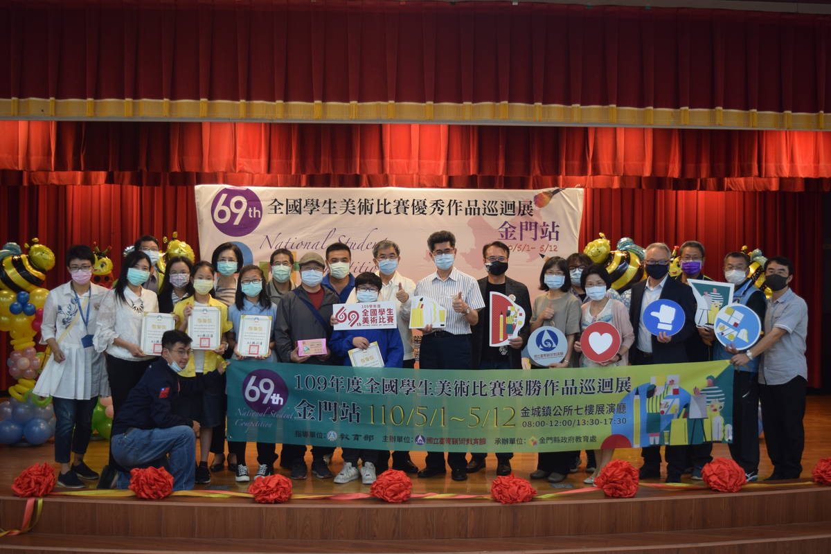 109學年度全國學生美術比賽在繪畫、西畫、平面設計、水墨、書法、版畫、漫畫等7類55組中選出特優作品101件、優等作品104件、甲等作品157件，佳作1,903件