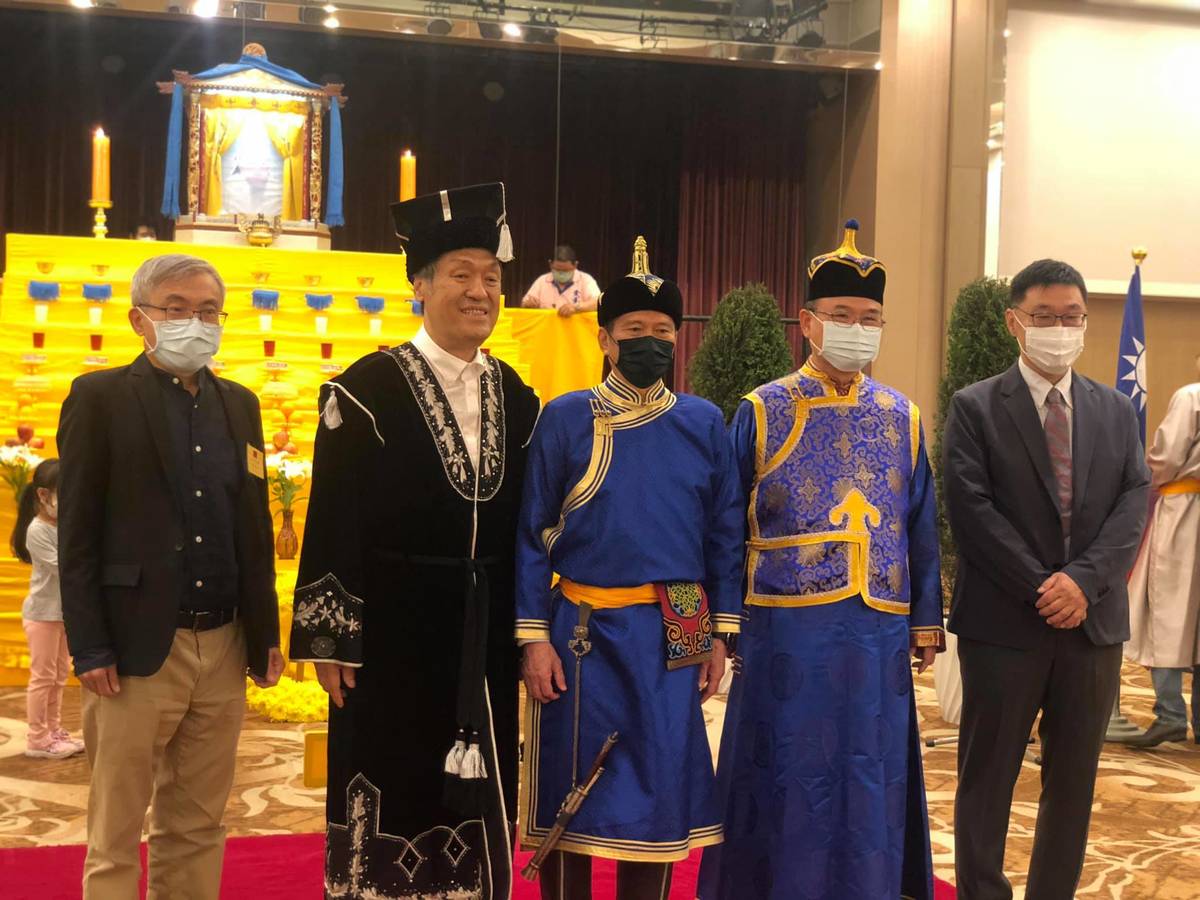 參與祭典者穿著蒙古民族傳統服飾