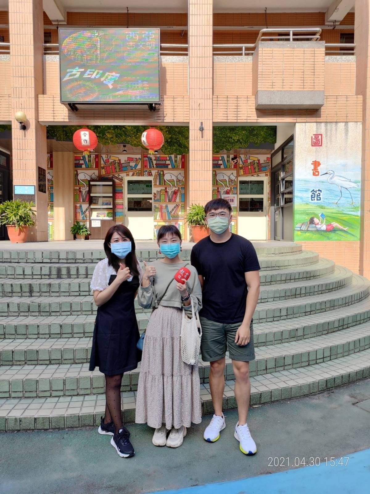 桃園市中山國小以「中山防疫戰，讚！」影片正面迎擊新冠肺炎疫情強烈的來襲，以小主播播報新聞的方式，教導與示範學生們正確的防疫措施，不僅結合英語，更加入劇情，使影片更生動與活潑。
面對來勢洶洶的疫情，從事前消毒的備戰，到落實各項防疫措施，桃園市中山國小任何細節都小心翼翼，甚至發想出洗手歌、英語小遊戲等，讓防疫措施變得有趣，更能融入至學生們的生活中。


採訪：桃園市中山國小郭銘宏老師、賴世芬營養師
