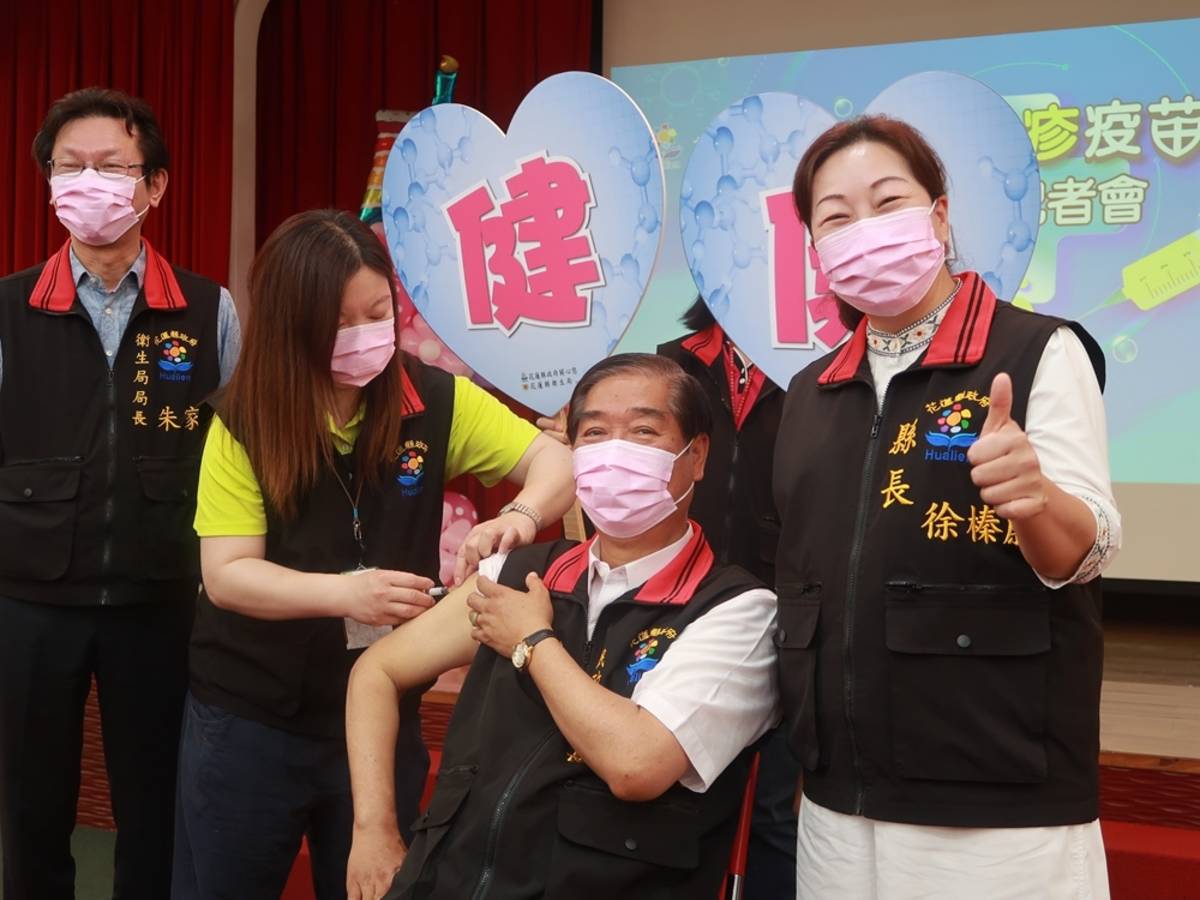 民政處長林金虎率先接種
