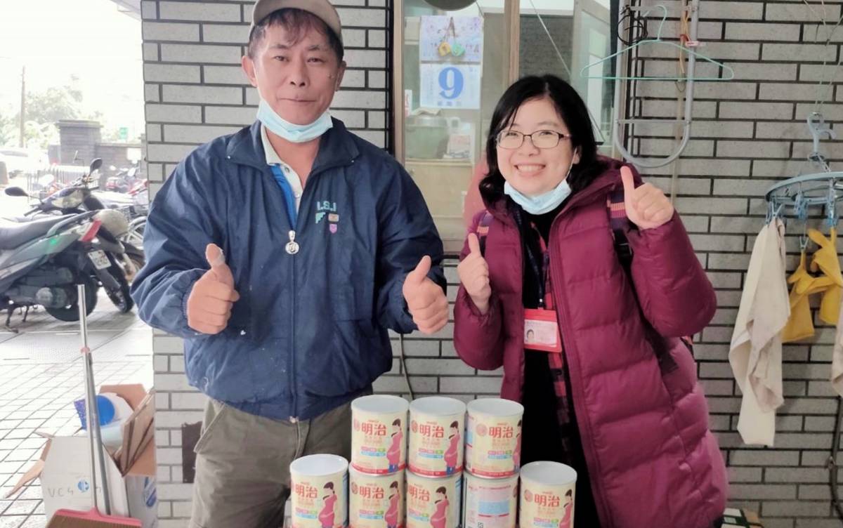 嚴姿女社工師看見弱勢家庭的需要積極為他們引進各種資源。