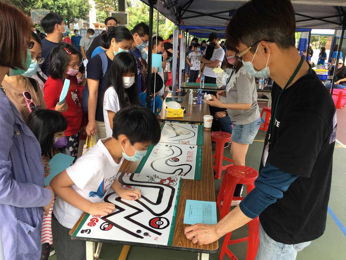 12個課程活動攤位，此攤運用磁鐵原理，看似簡單的環形磁鐵控制，做起來不容易。