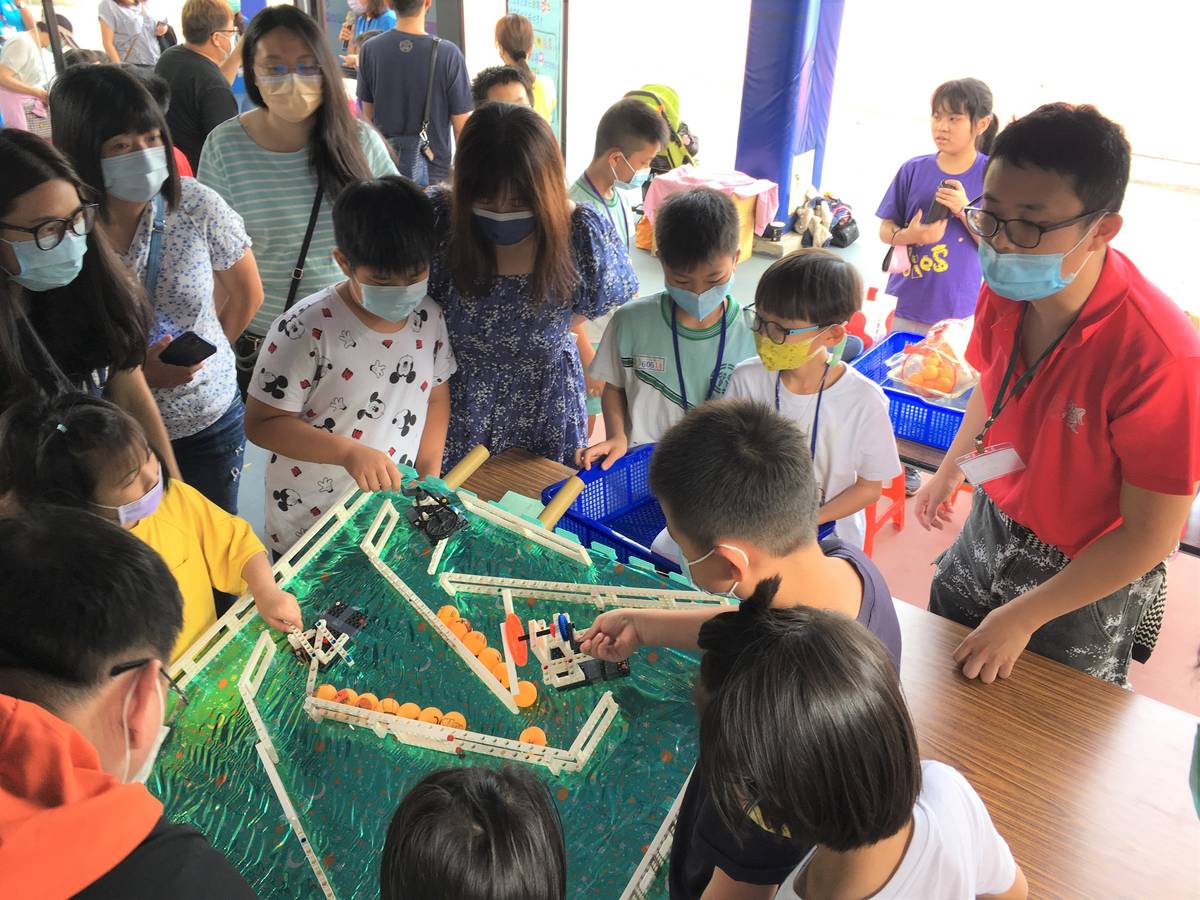 新北市舉辦「2021 AI In STEAM『愛因思町』親子共創嘉年華」活動於思賢國小熱鬧展開。