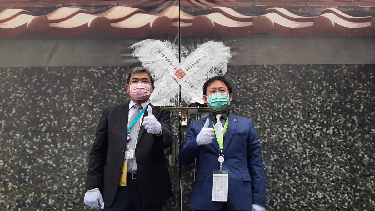 （左起）教育部政務次長蔡清華、彰化高中校長王延煌封闈並鎖闈