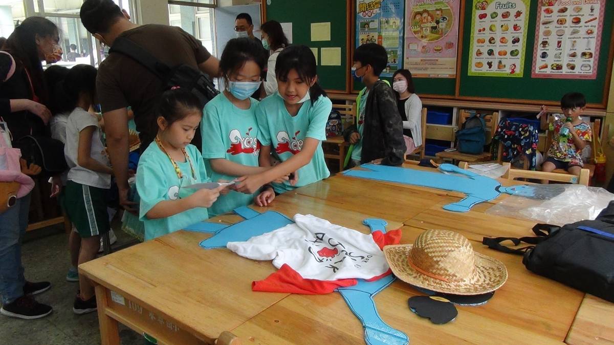 小朋友們討論該如何穿搭