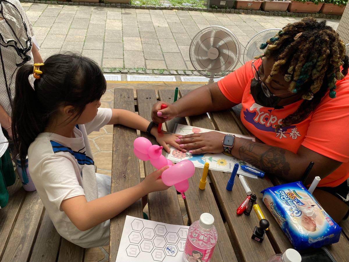 外師在活動現場進行彩繪創作