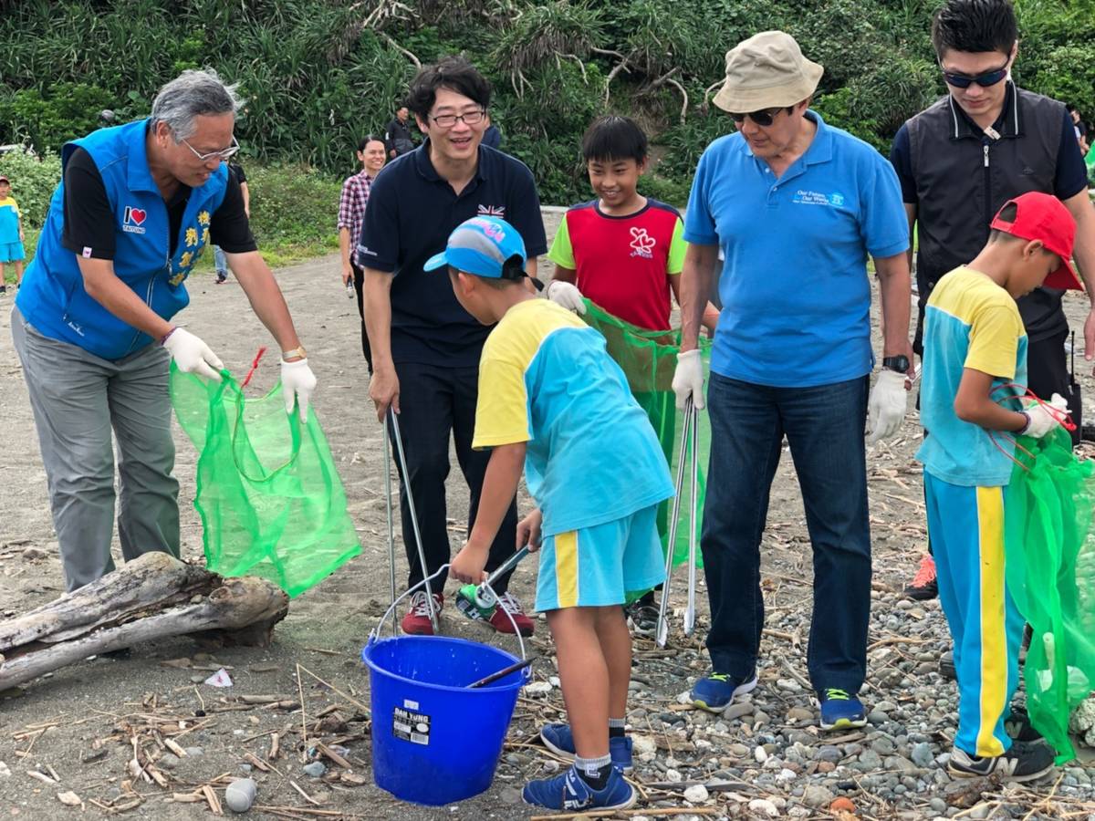 馬前總統蒞校參訪淨灘活動