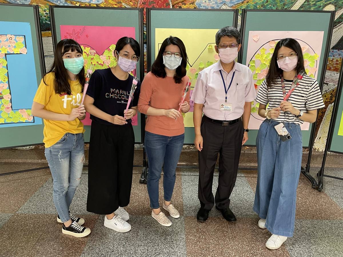 母親節前夕，東湖國小校長致贈同仁康乃馨