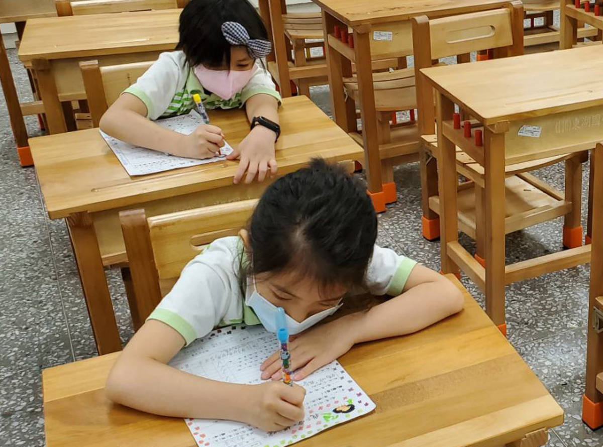 東湖國小學生透過母親節學習單表達對母親的感謝