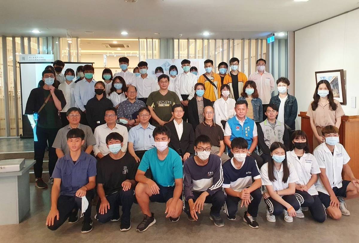 臺東專科學校高職部室內空間設計科畢業成果展開幕典禮，師生與來賓合影。