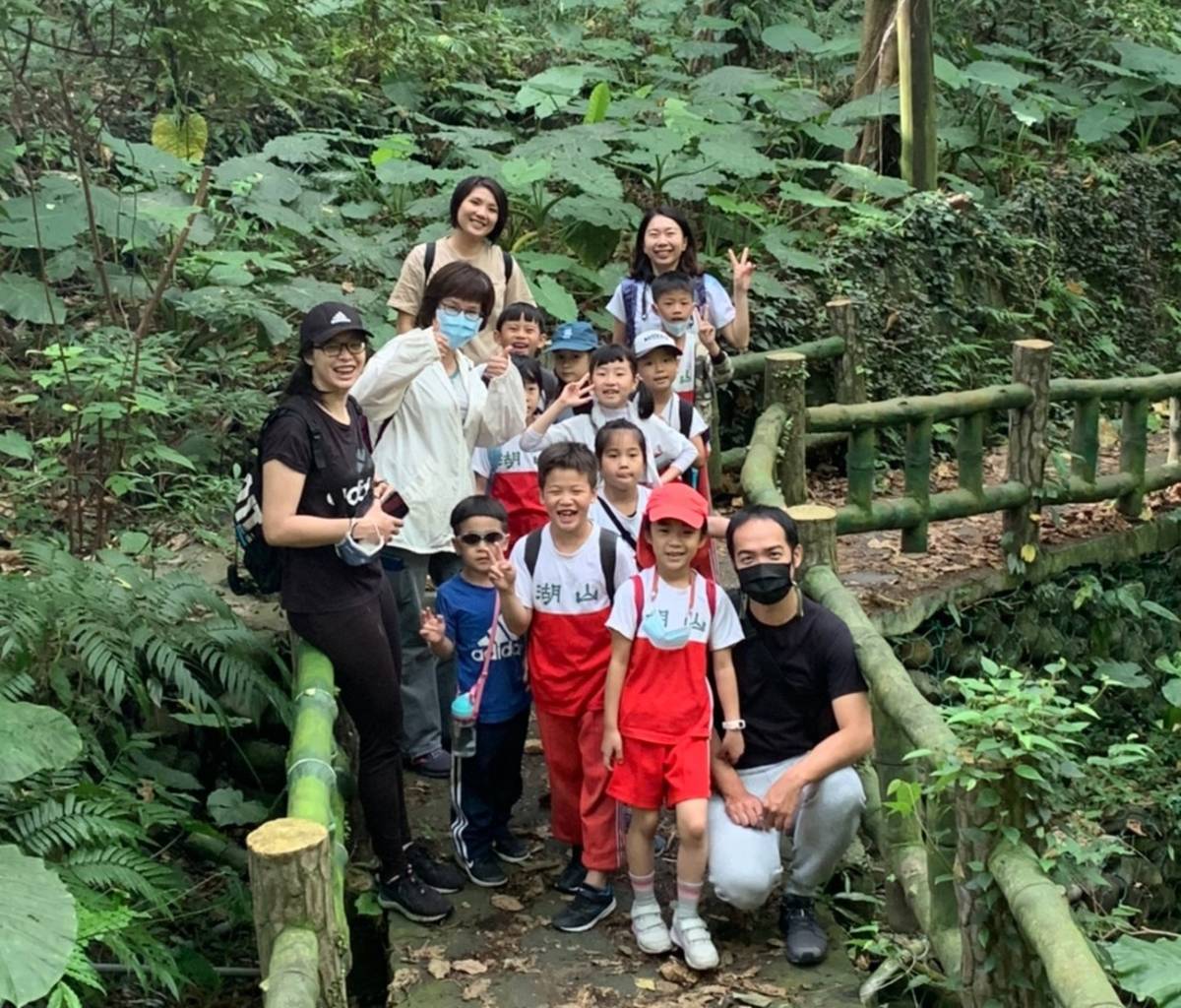 湖山國小親師生大磺嘴健行、拍攝全家福，歡度親子節