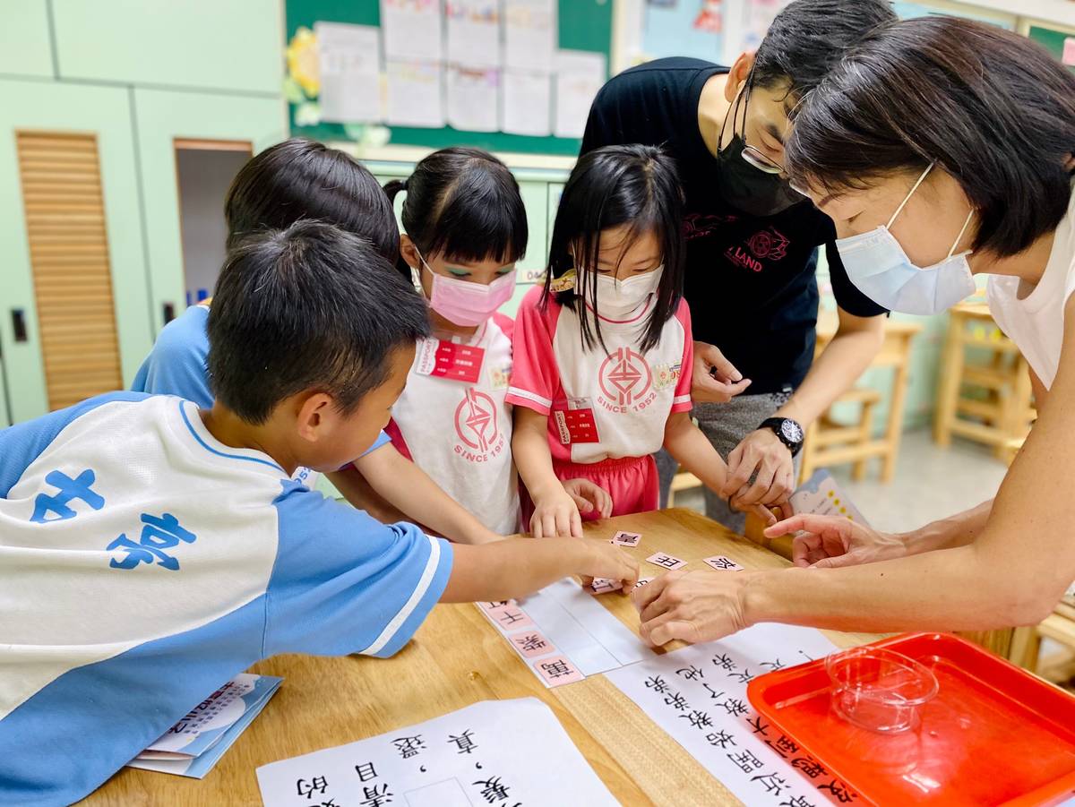 同學們透過團隊合作，完成闖關任務