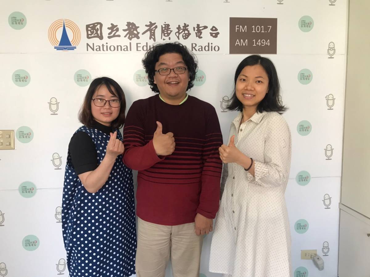 右主持人梅英、中來賓楊鎮宇、左主持人沛英