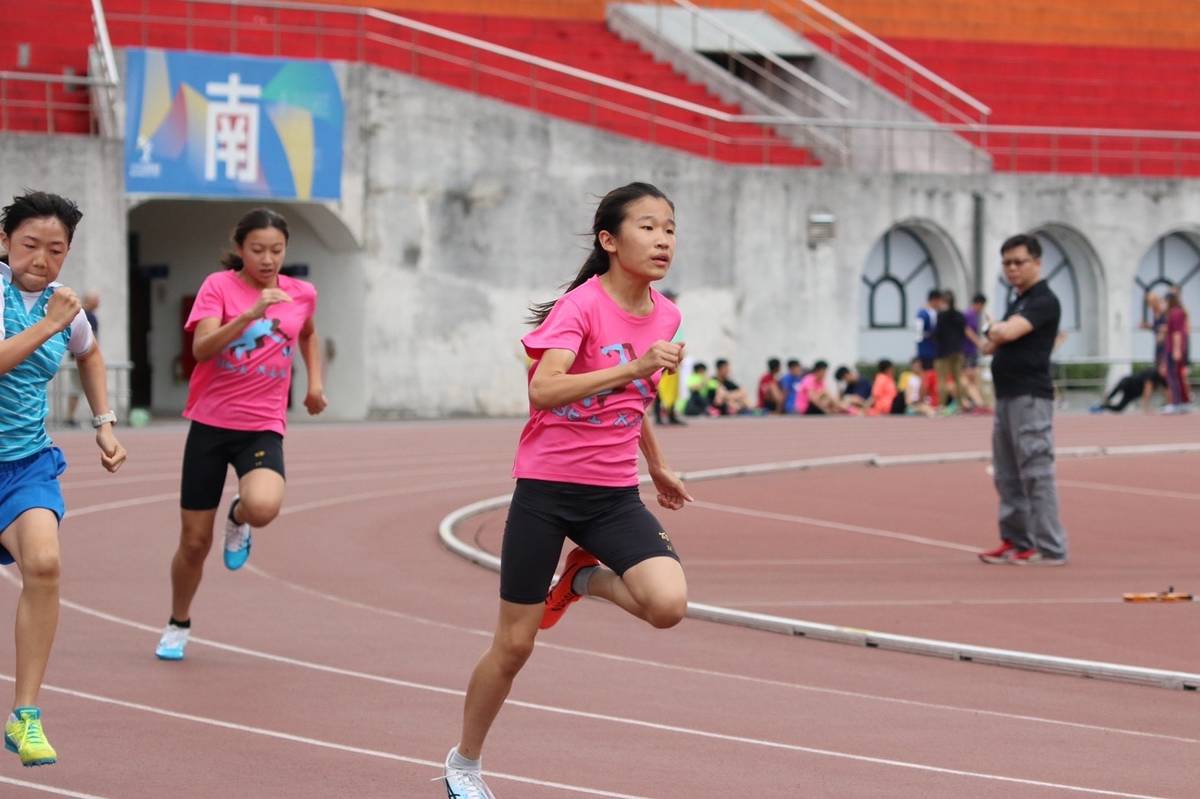 北新國小潘芸儒為本年度參加市小運田徑賽事100公尺短跑決賽破大會紀錄飆出12.96秒的好手。