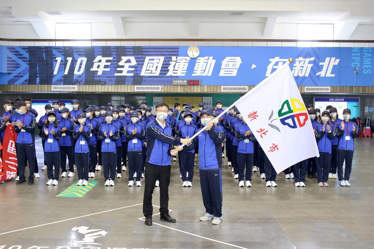 新北市110年全國小學田徑錦標賽代表隊授旗儀式，由教育局張明文局長授旗給承辦學校後埔國小謝治平校長。