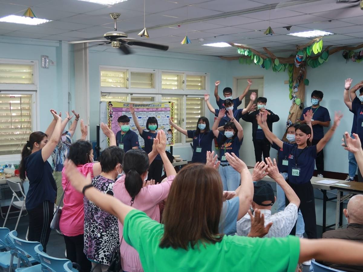 臺東大學師生與長輩互動