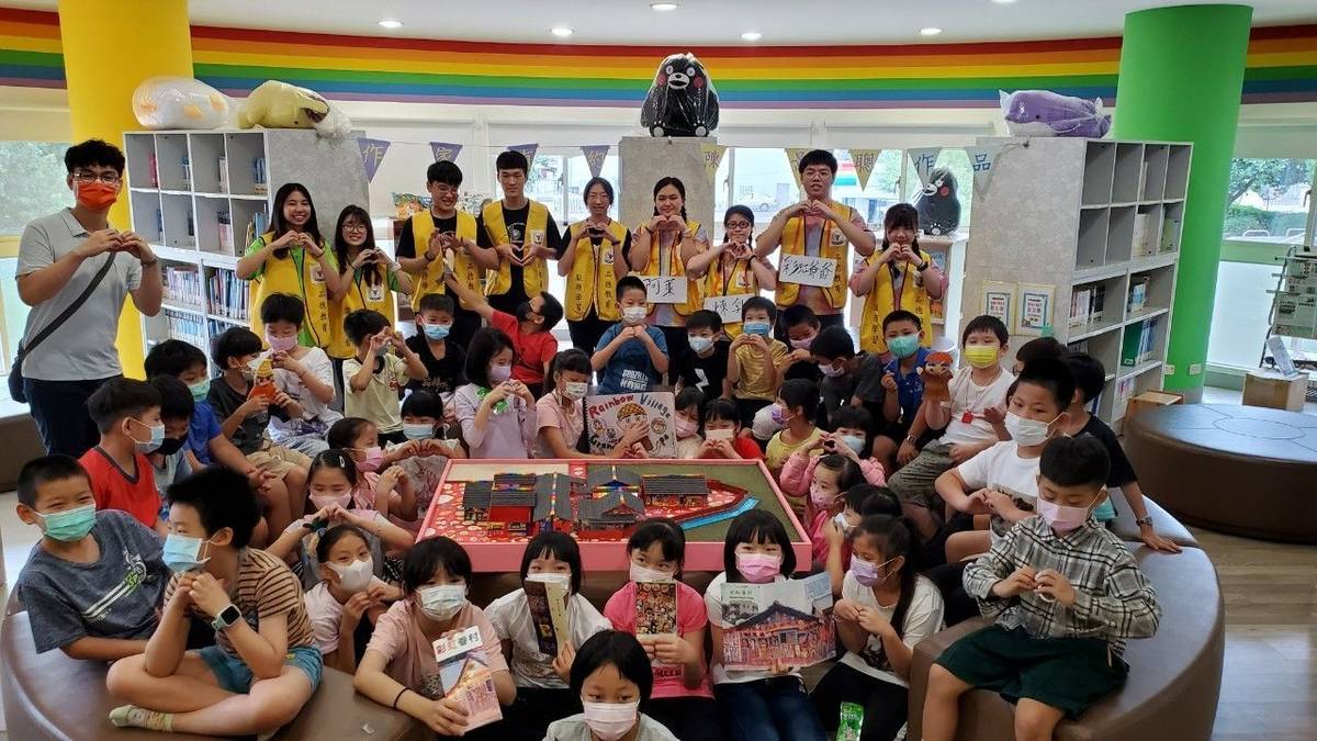 嶺東中學學生和春安國小學生一起宣誓守護彩虹眷村