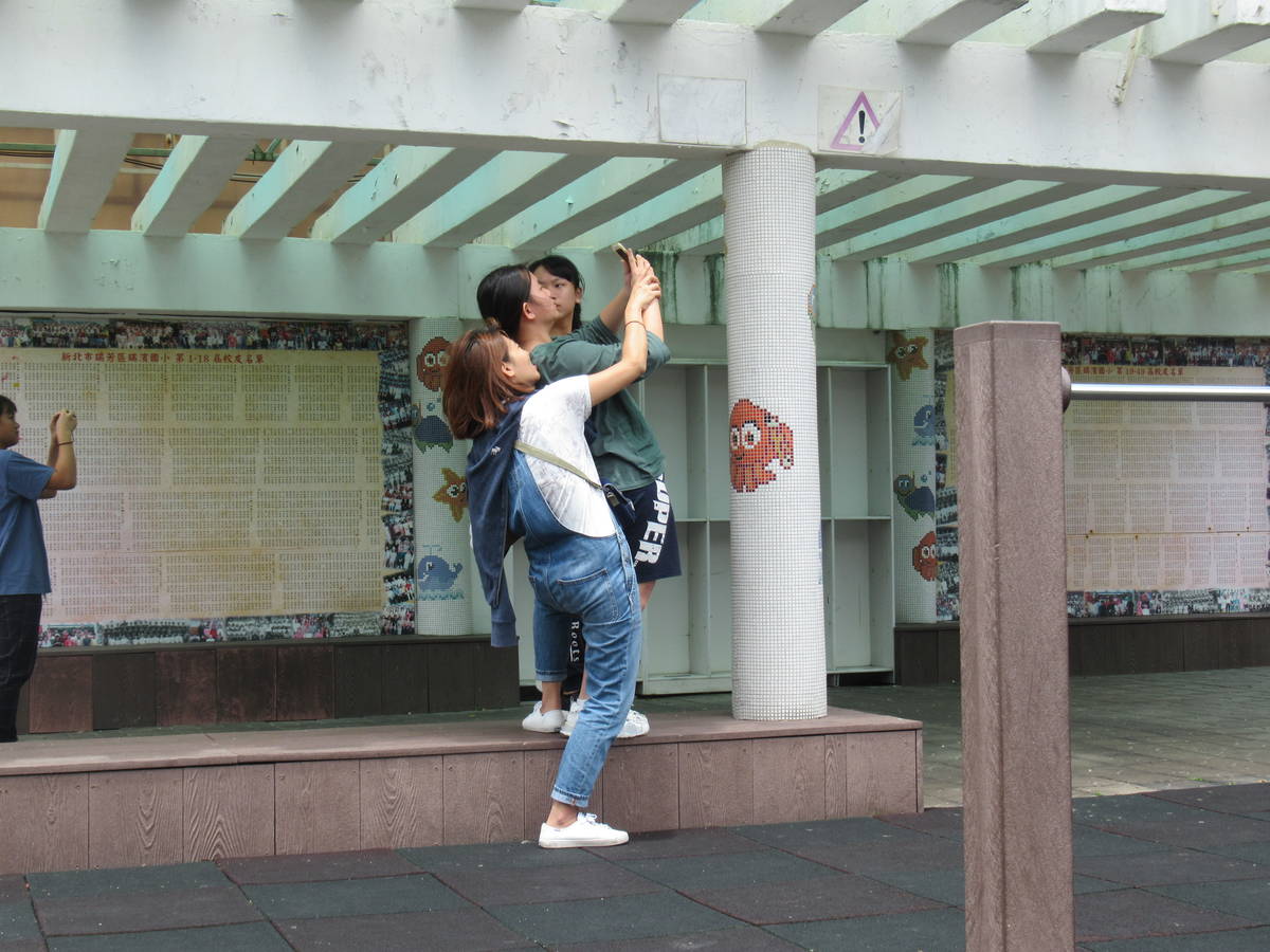 攝影志工帶領瑞濱國小六年級學生拍攝當次課程主題—線條。