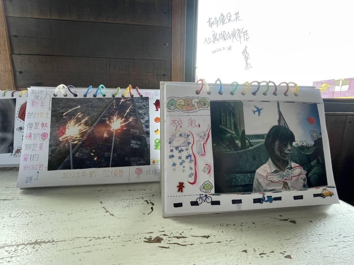 瑞濱國小學生製作的桌曆「家鄉的色票」。